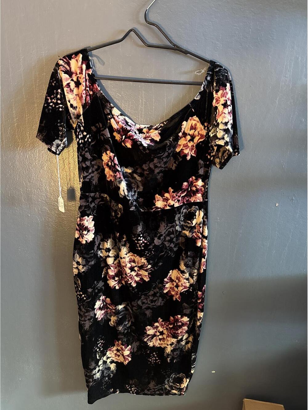 Floral Velvet Bodycon Dress with Short Sleeves